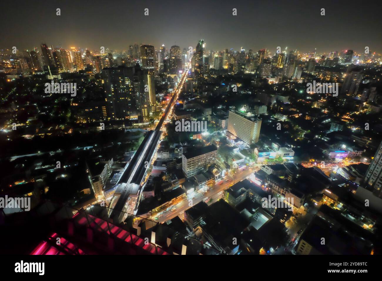 Bangkok BKK luci colorate degli edifici, strade della città e vista dello skyline urbano da uno dei grattacieli più alti. Thailandia Foto Stock