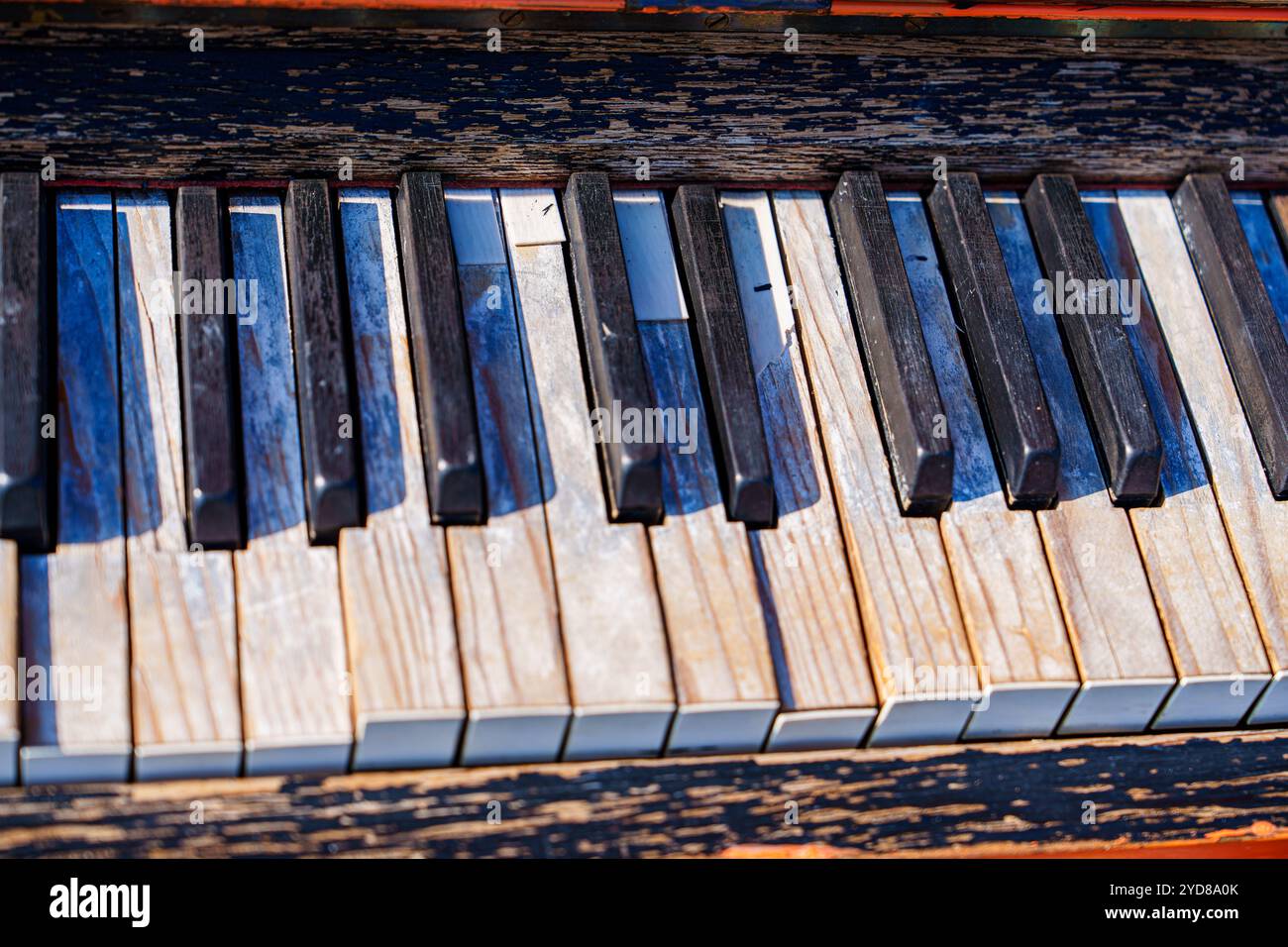 Tasti pianoforte primo piano di un vecchio pianoforte retrò vintage con tasti in avorio bianco e tasti neri ebony Foto Stock