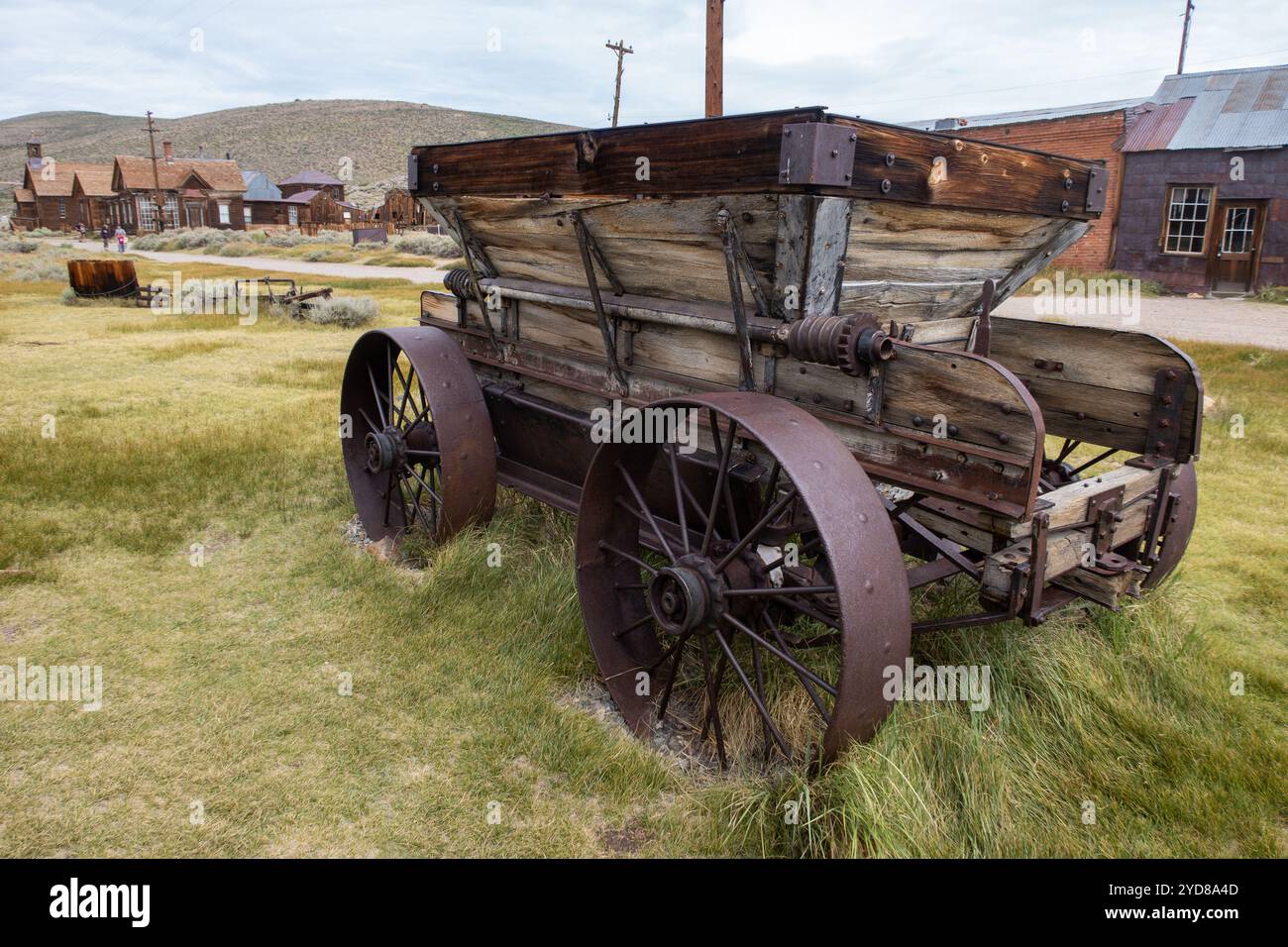 Bodie Ghost Town State Park, dove la città è cresciuta durante la corsa all'oro e poi è stata abbandonata guardando un carro di ore abbandonato Foto Stock