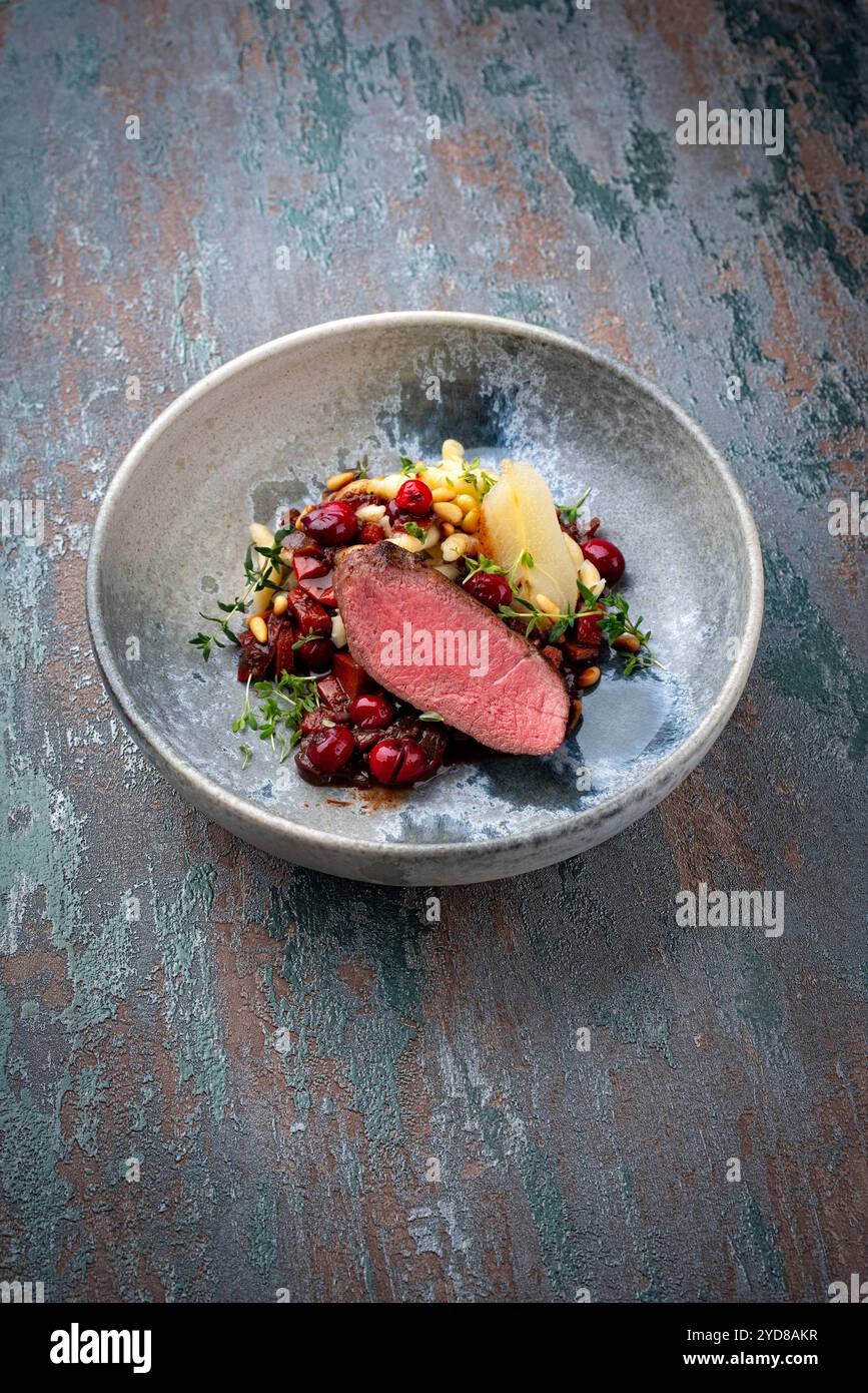 Tradizionale sella di filetto di cervo arrosto con spÃ¤tzle Foto Stock