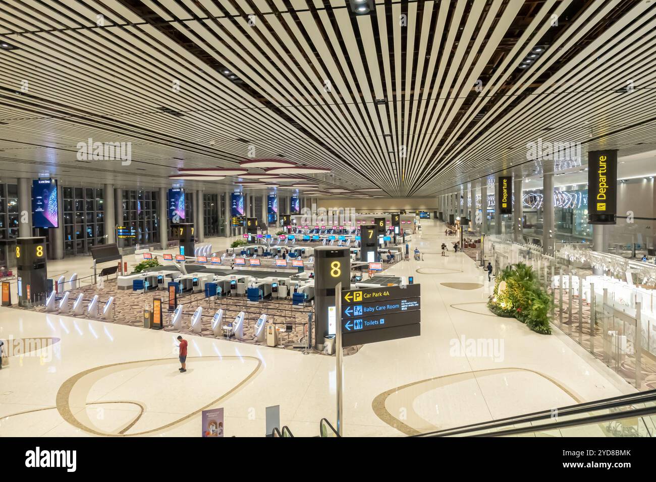 Singapore Changi Airport Terminal 4, sala partenze vuota vista dall'alto, guardando in basso ai banchi e alle corsie dei vettori aerei Foto Stock