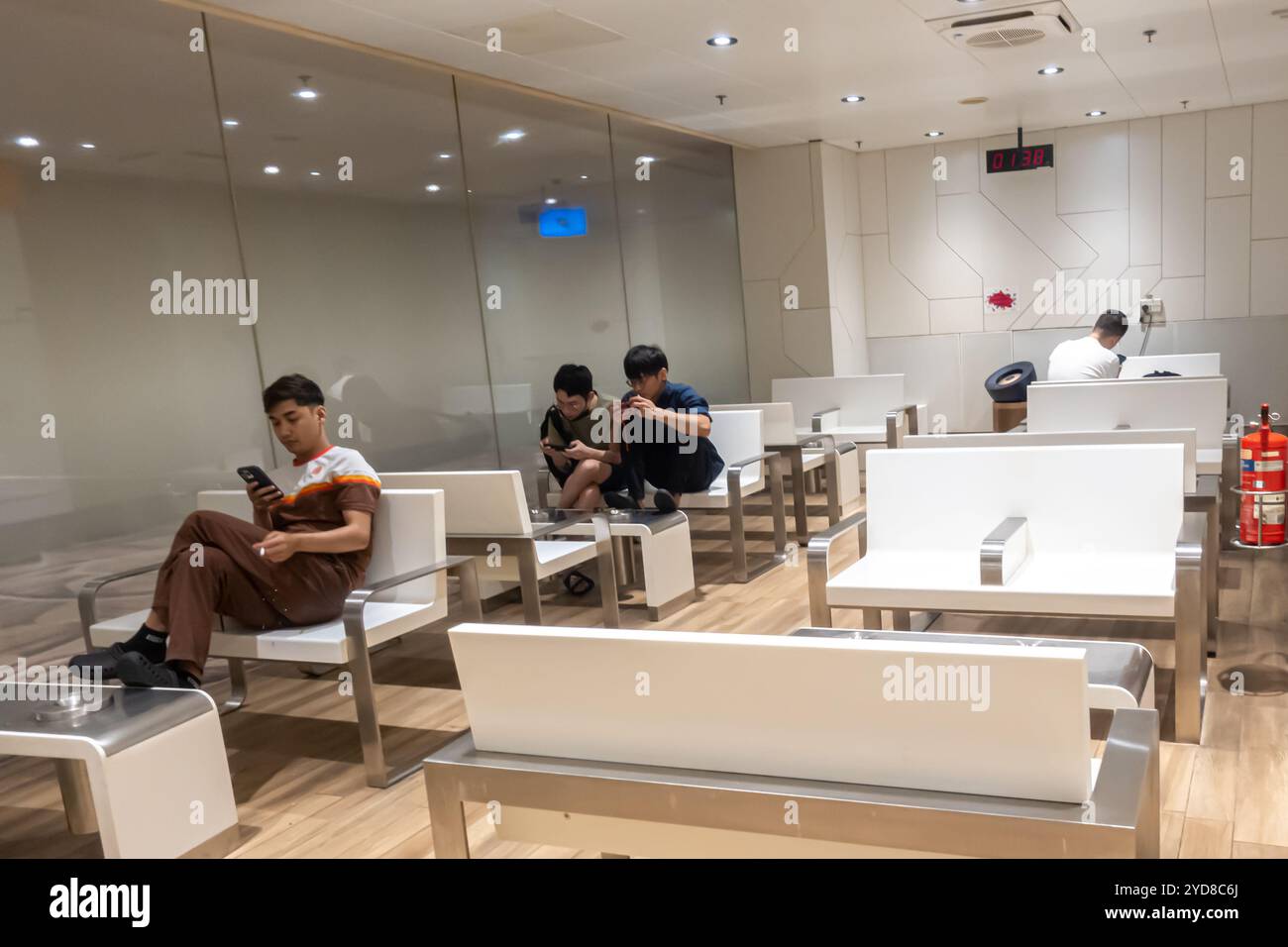 Zona fumatori, zona fumatori nel terminal 4 dell'aeroporto Changi di Singapore, Foto Stock