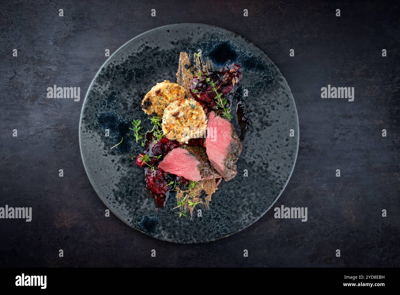 Tradizionale sella di filetto di cervo arrosto con gnocchi di pane altoatesini Foto Stock