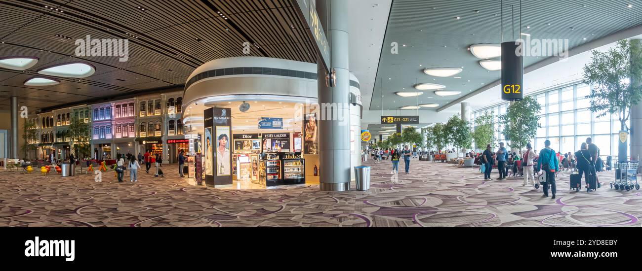 Aeroporto Changi di Singapore Terminal 4 - area d'attesa, cancelli, turisti, installazione di Peranakan Houses Foto Stock