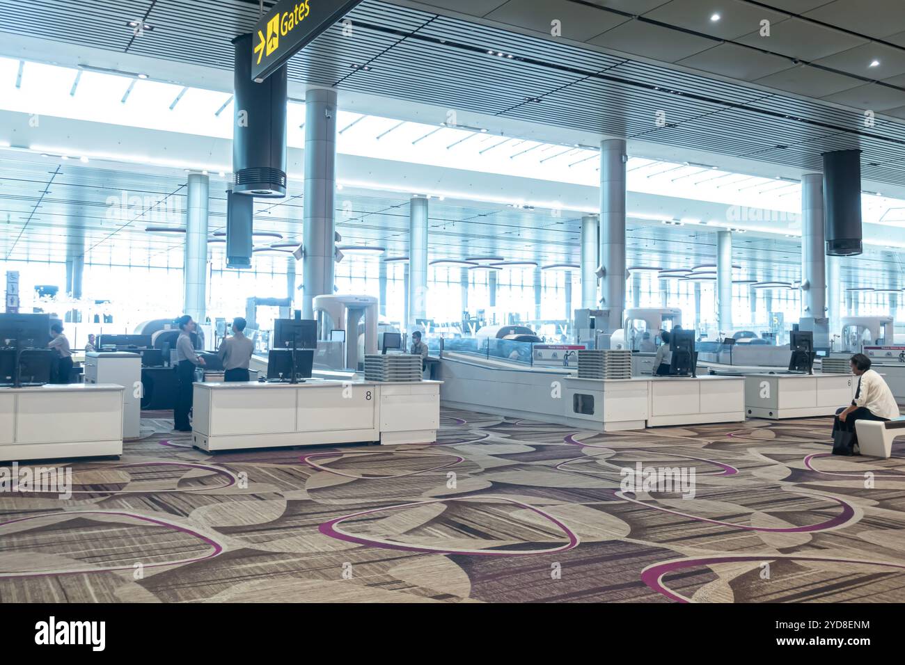 Controllo di sicurezza dei bagagli a mano prima dell'entrata del cancello, Aeroporto Changi di Singapore Foto Stock
