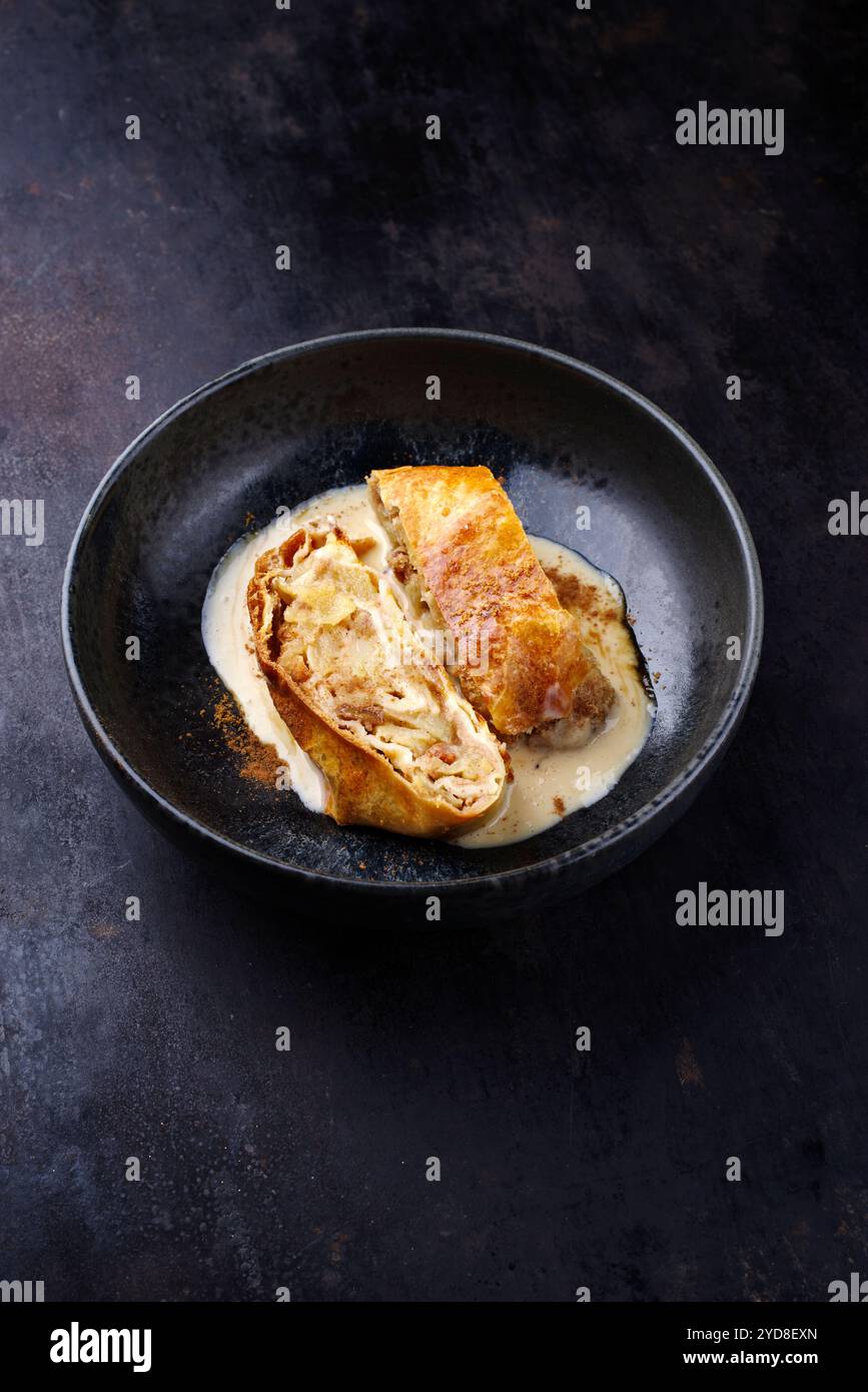 Tradizionale apfelstrudel bavarese con mele a retro Foto Stock