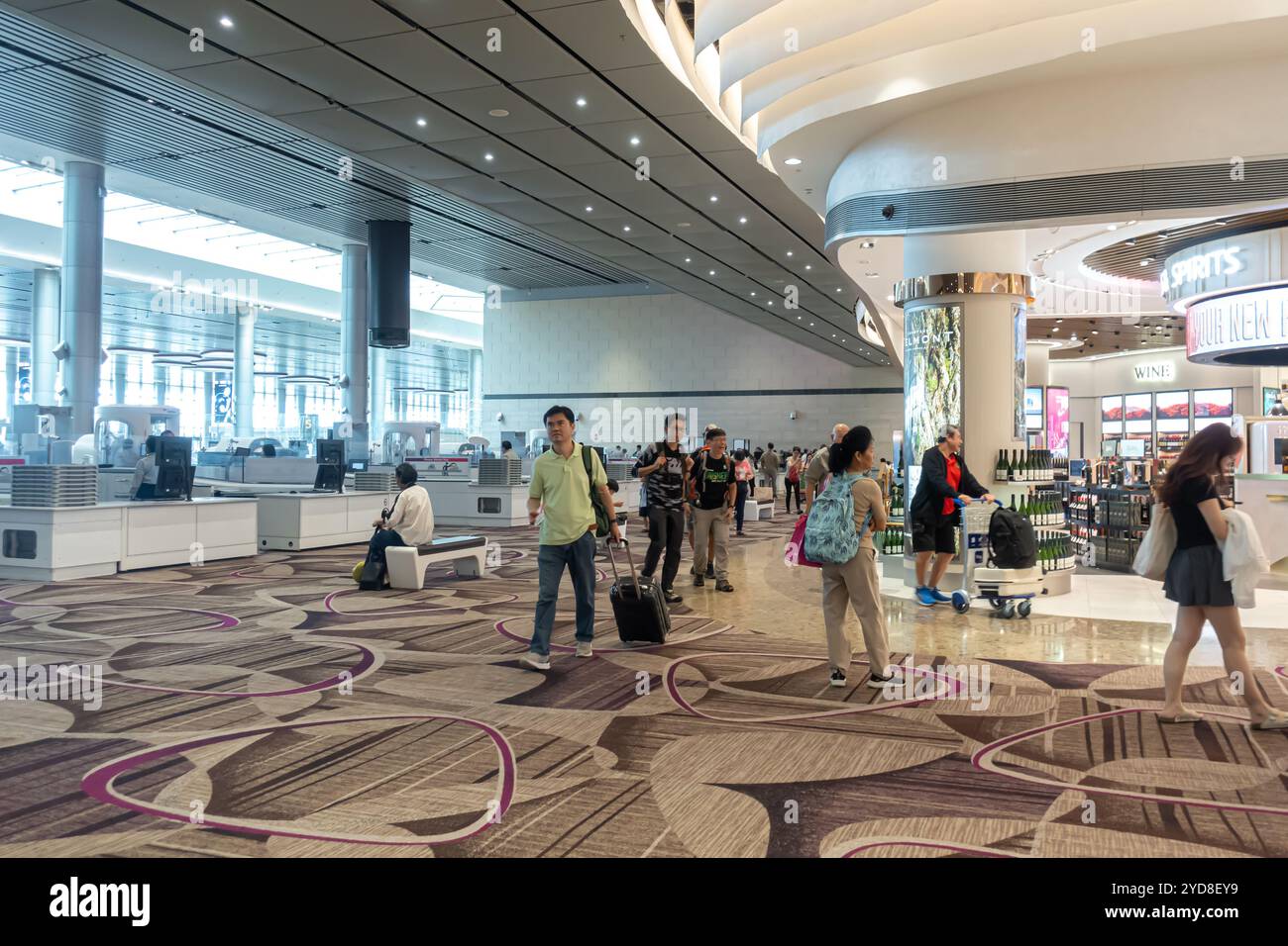 I passeggeri camminano dopo il controllo di sicurezza del bagaglio a mano prima dell'ingresso del cancello, dell'Aeroporto Changi di Singapore, negozio duty free Foto Stock