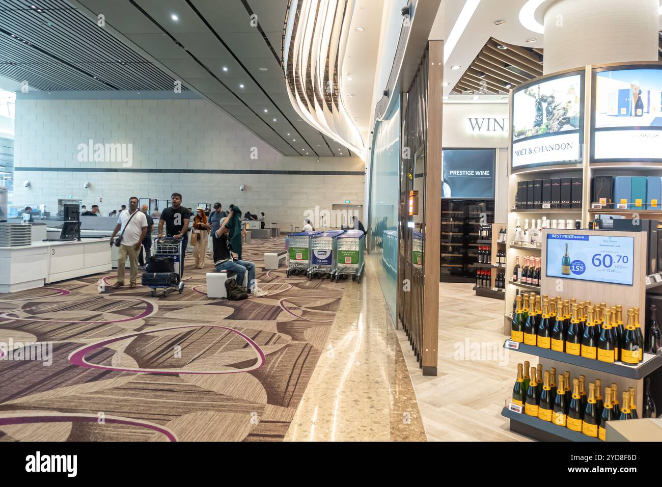 I passeggeri camminano dopo il controllo di sicurezza del bagaglio a mano prima dell'ingresso del cancello, dell'Aeroporto Changi di Singapore, negozio duty free Foto Stock