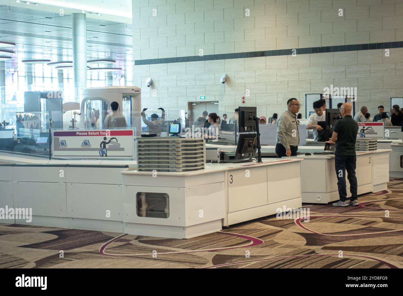 Controllo di sicurezza dei bagagli a mano prima dell'entrata del cancello, Aeroporto Changi di Singapore Foto Stock