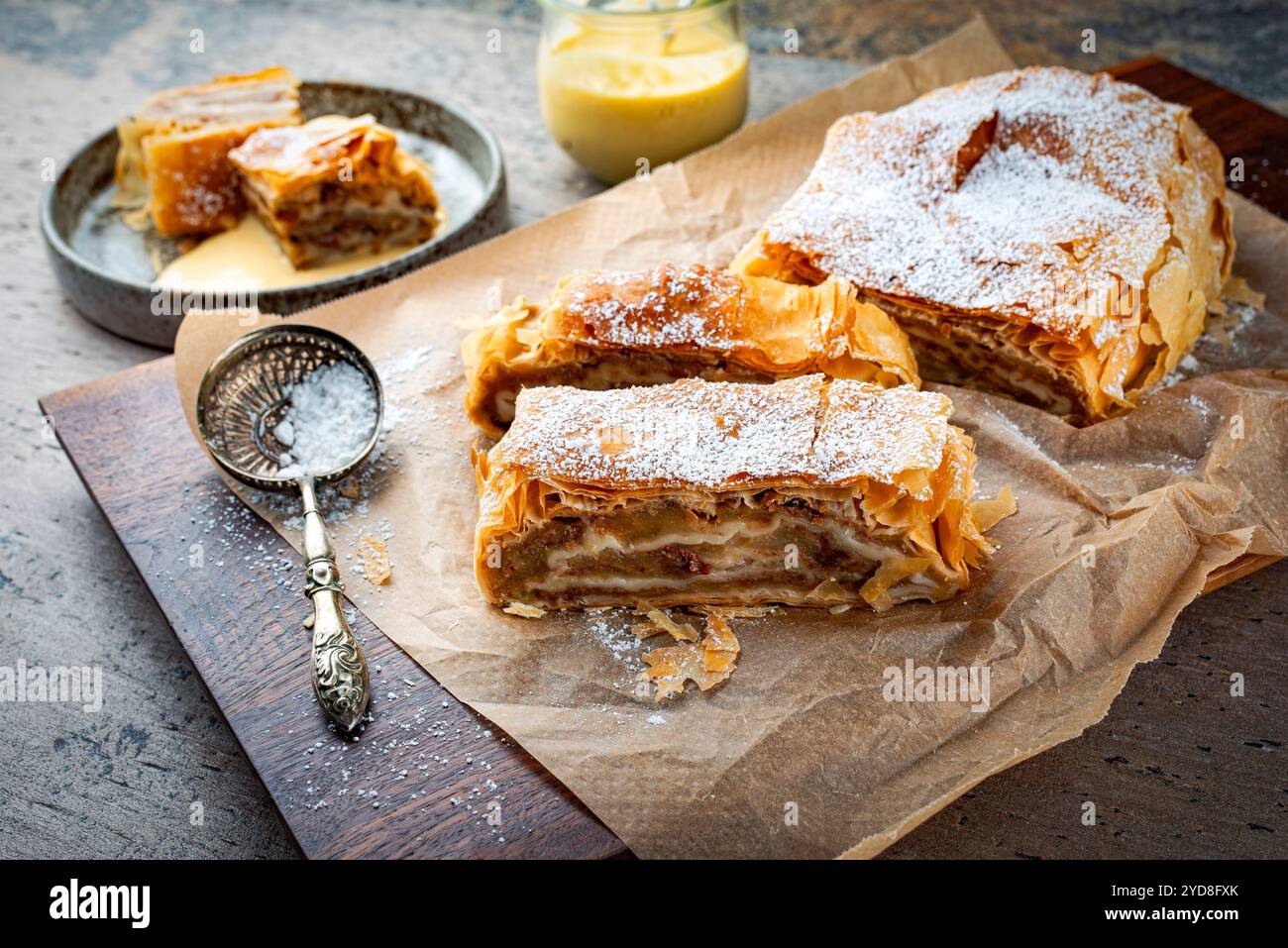 Tradizionale apfelstrudel bavarese con mele a retro Foto Stock