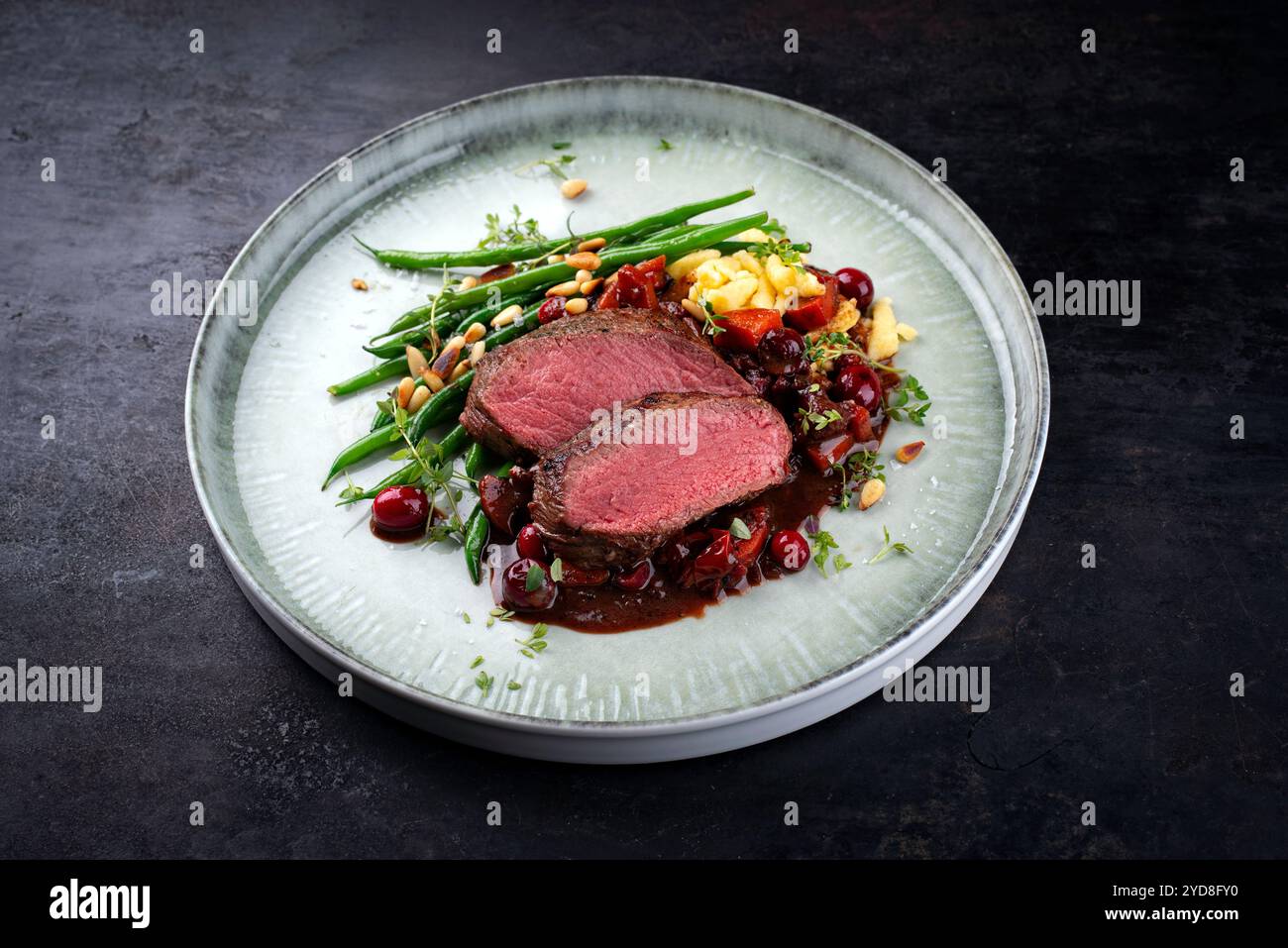 Tradizionale sella di filetto di cervo arrosto con spÃ¤tzle Foto Stock