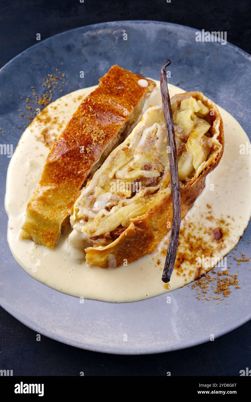 Tradizionale apfelstrudel bavarese con mele a retro Foto Stock