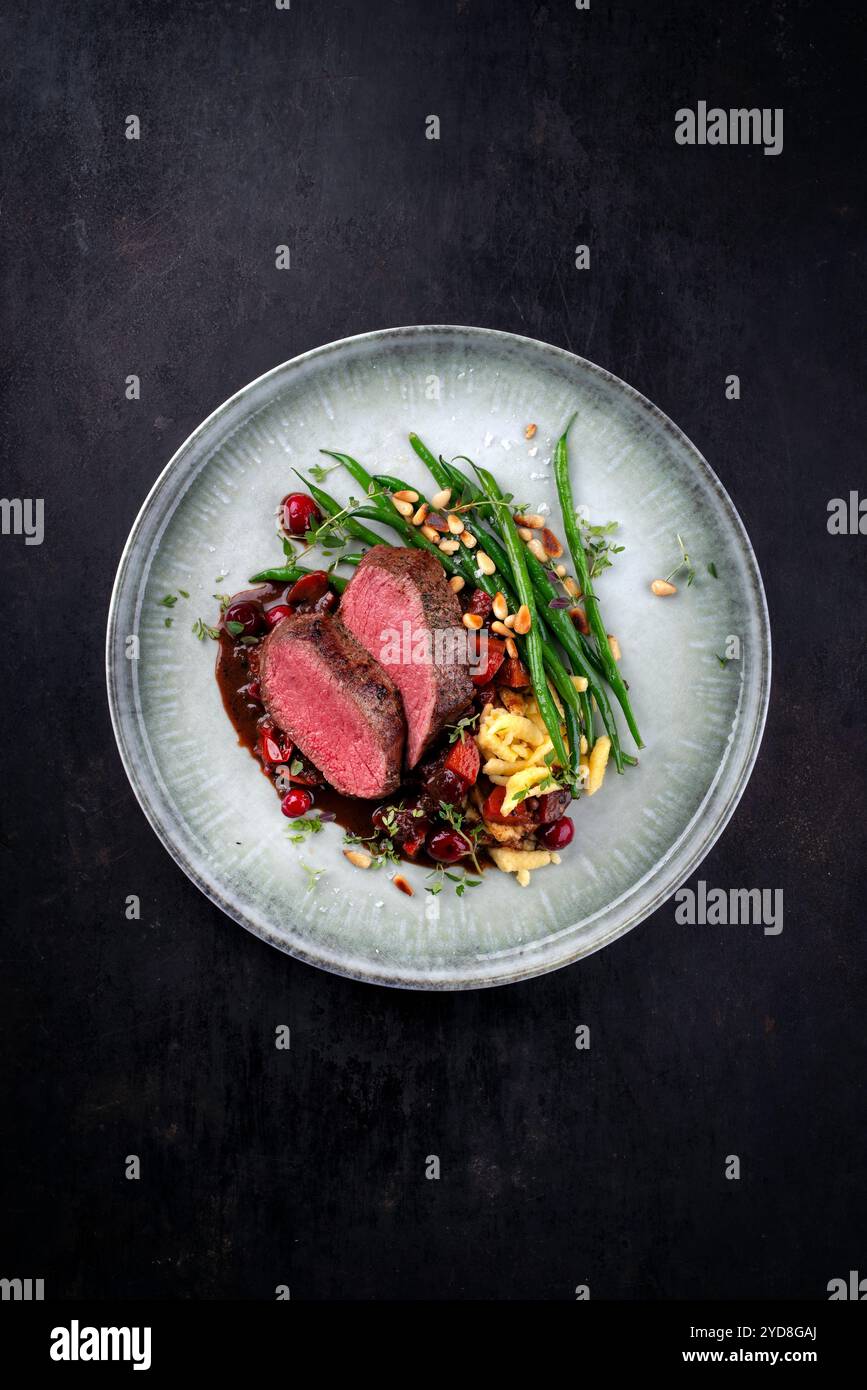 Tradizionale sella di filetto di cervo arrosto con spÃ¤tzle Foto Stock