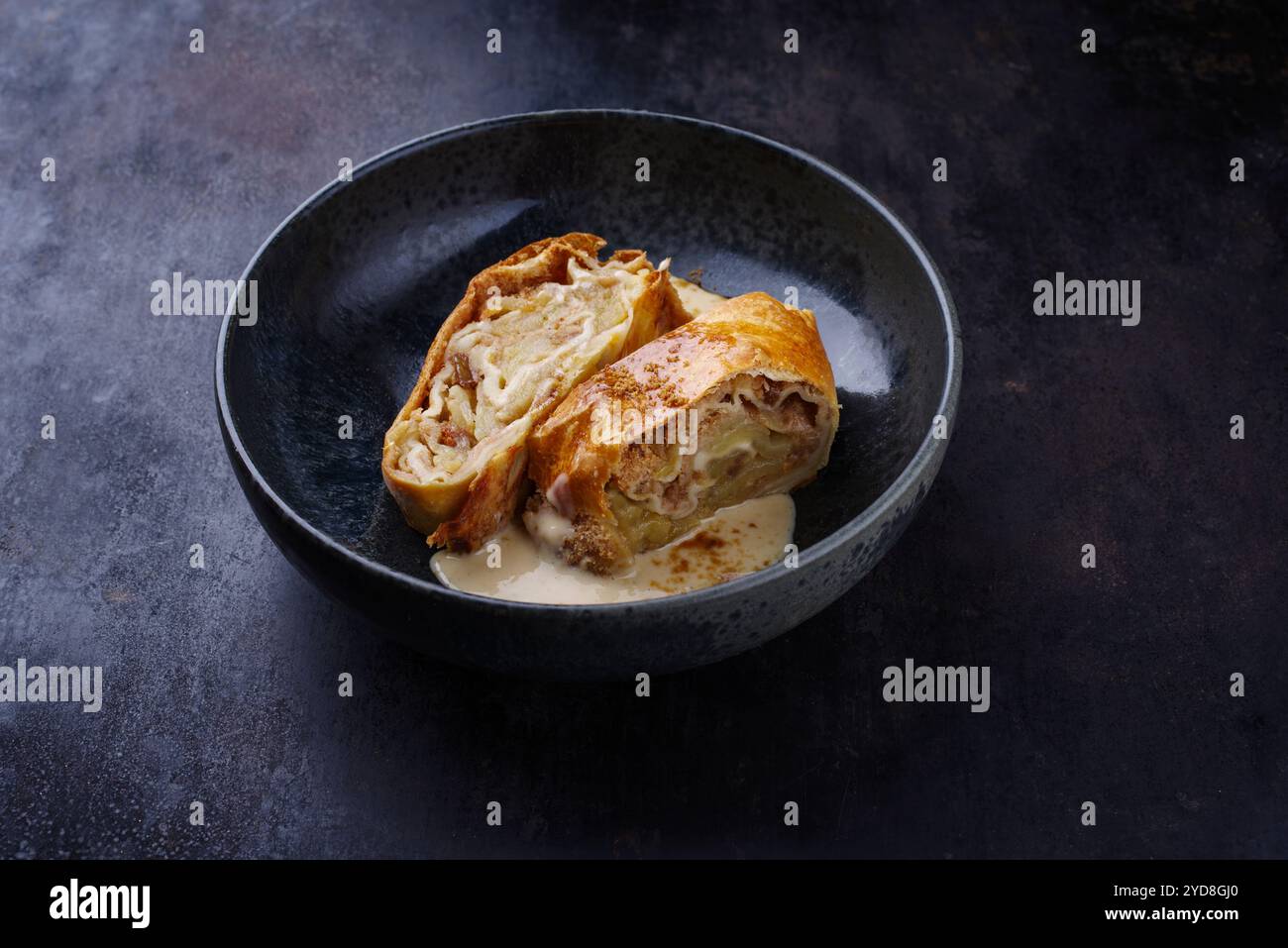 Tradizionale apfelstrudel bavarese con mele a retro Foto Stock