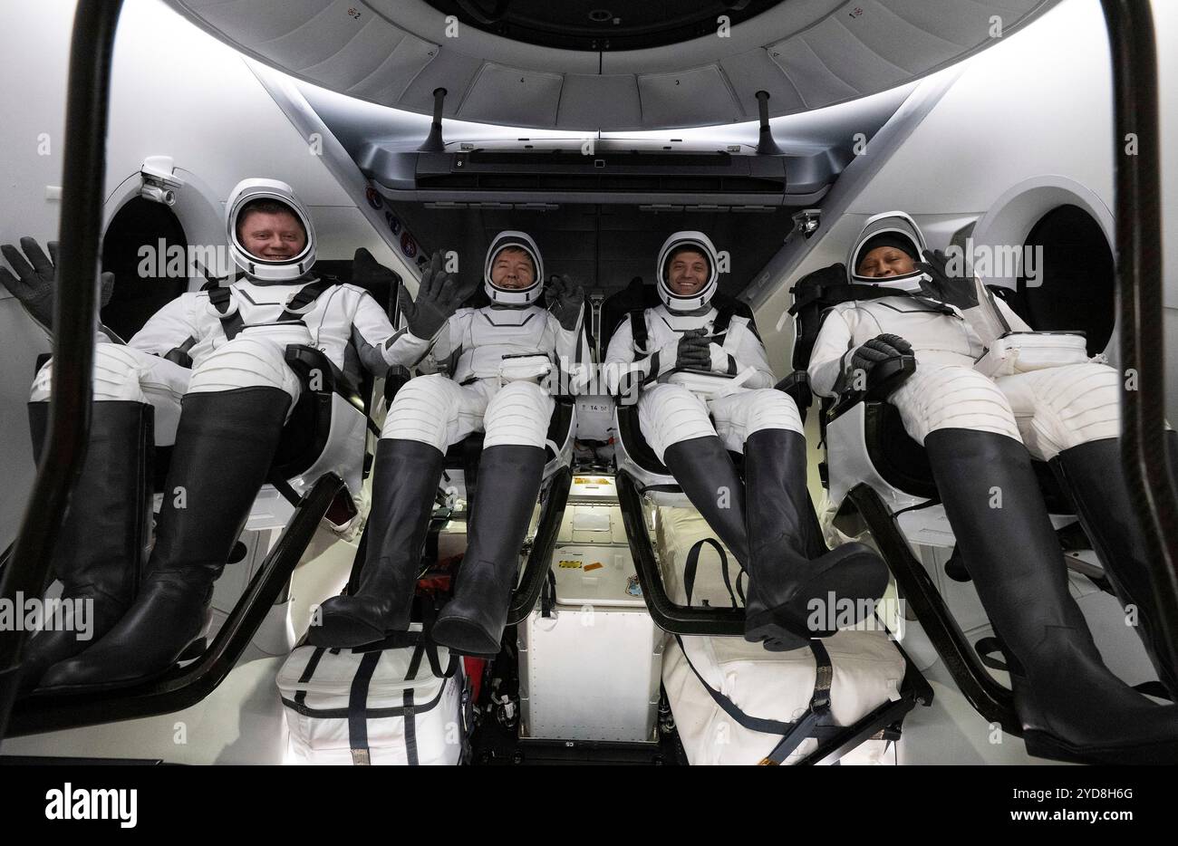 Pensecola, Stati Uniti d'America. 25 ottobre 2024. Pensecola, Stati Uniti d'America. 25 ottobre 2024. Equipaggio della Expedition 70 da sinistra a destra: Il cosmonauta Roscosmos Alexander Grebenkin, gli astronauti della NASA Michael Barratt, Matthew Dominick e Jeanette Epps, all'interno della navicella spaziale SpaceX Dragon Endeavour dopo il recupero a bordo della nave MEGAN sul Golfo del Messico, il 25 ottobre 2024 al largo della costa di Pensacola, Florida. Crediti: Joel Kowsky/NASA/Alamy Live News Foto Stock