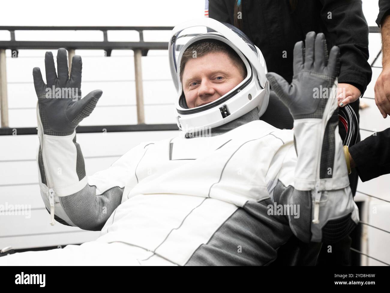 Pensecola, Stati Uniti d'America. 25 ottobre 2024. Pensecola, Stati Uniti d'America. 25 ottobre 2024. Il cosmonauta Roscosmos Alexander Grebenkin viene aiutato a uscire dalla navicella spaziale SpaceX Dragon Endeavour dopo il recupero a bordo della nave di recupero SpaceX MEGAN nel Golfo del Messico, il 25 ottobre 2024 al largo della costa di Pensacola, Florida. Crediti: Joel Kowsky/NASA/Alamy Live News Foto Stock