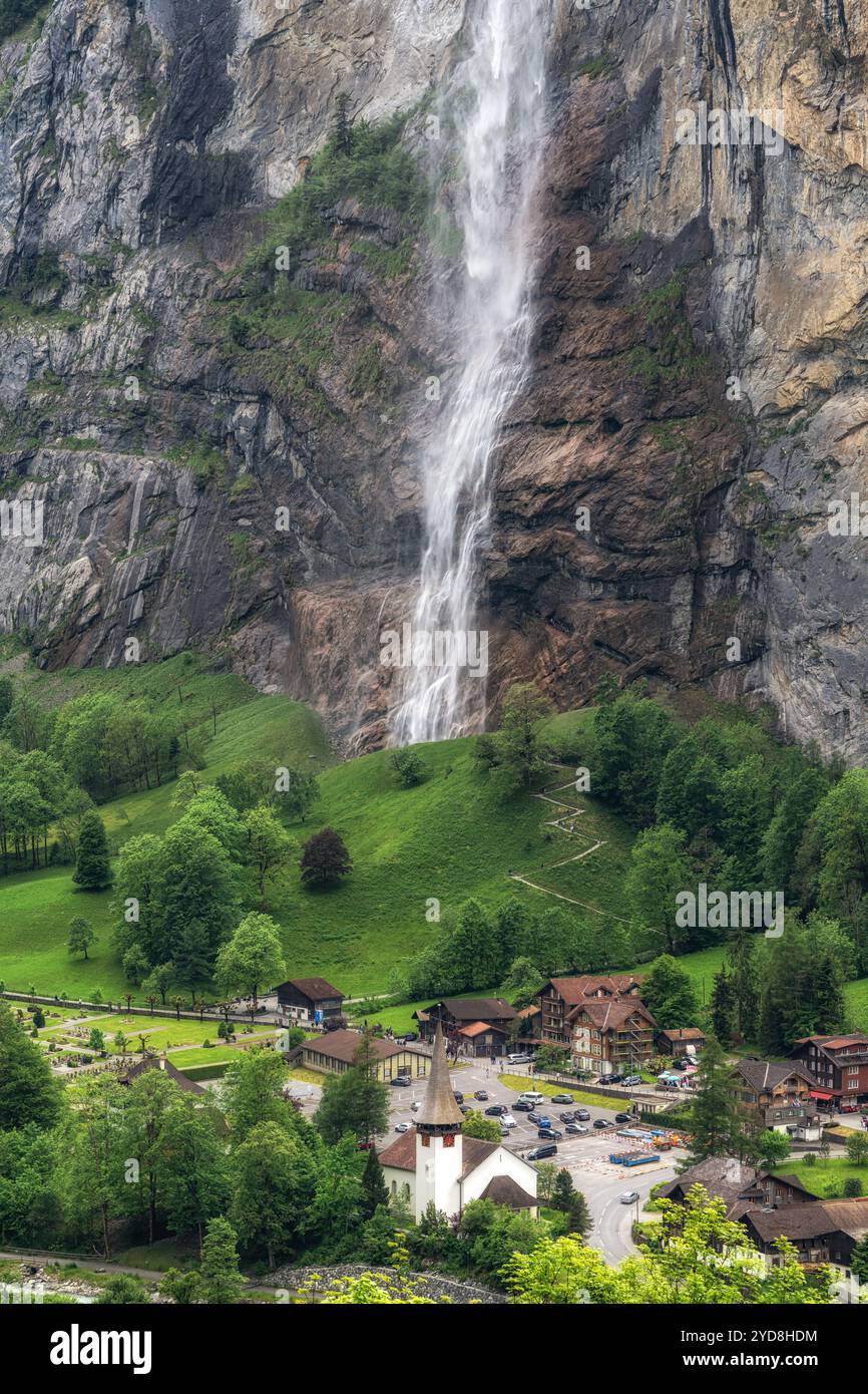 Città di Lauterbrunnen e cascata Staubbach Foto Stock