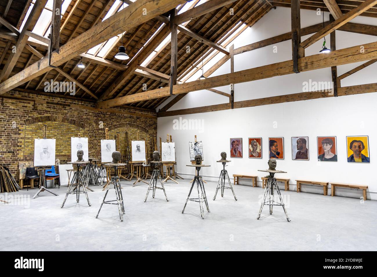 Mostra all'interno dei Trinity Art Studios, Trinity Buoy Wharf, Londra, Inghilterra Foto Stock