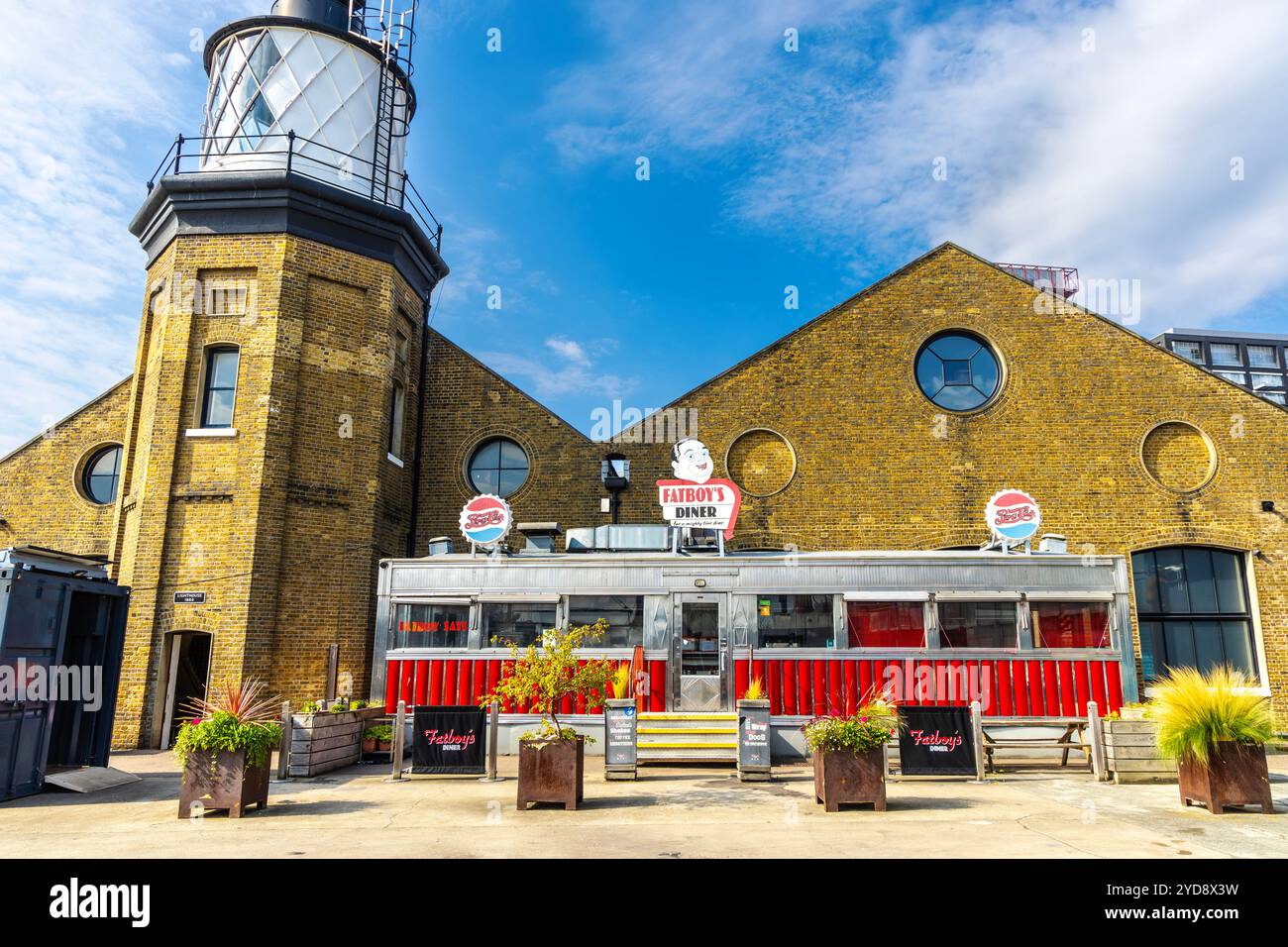 Faro di Bow Creek e ristorante Fatboy's Diner al Trinity Buoy Wharf, Londra, Inghilterra Foto Stock