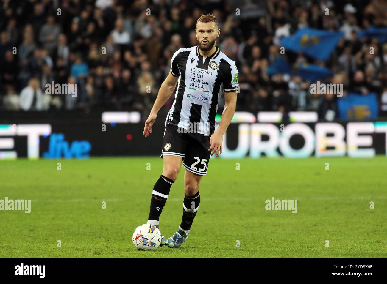 Udine, Italia. 25 ottobre 2024. UdineseÕs jesper karlstrom durante la partita di calcio di serie A tra Udinese e Cagliari al Bluenergy Stadium di Udine, Italia nord-orientale - venerdì 25 ottobre 2024 sport - calcio (foto di Andrea Bressanutti/Lapresse) credito: LaPresse/Alamy Live News Foto Stock