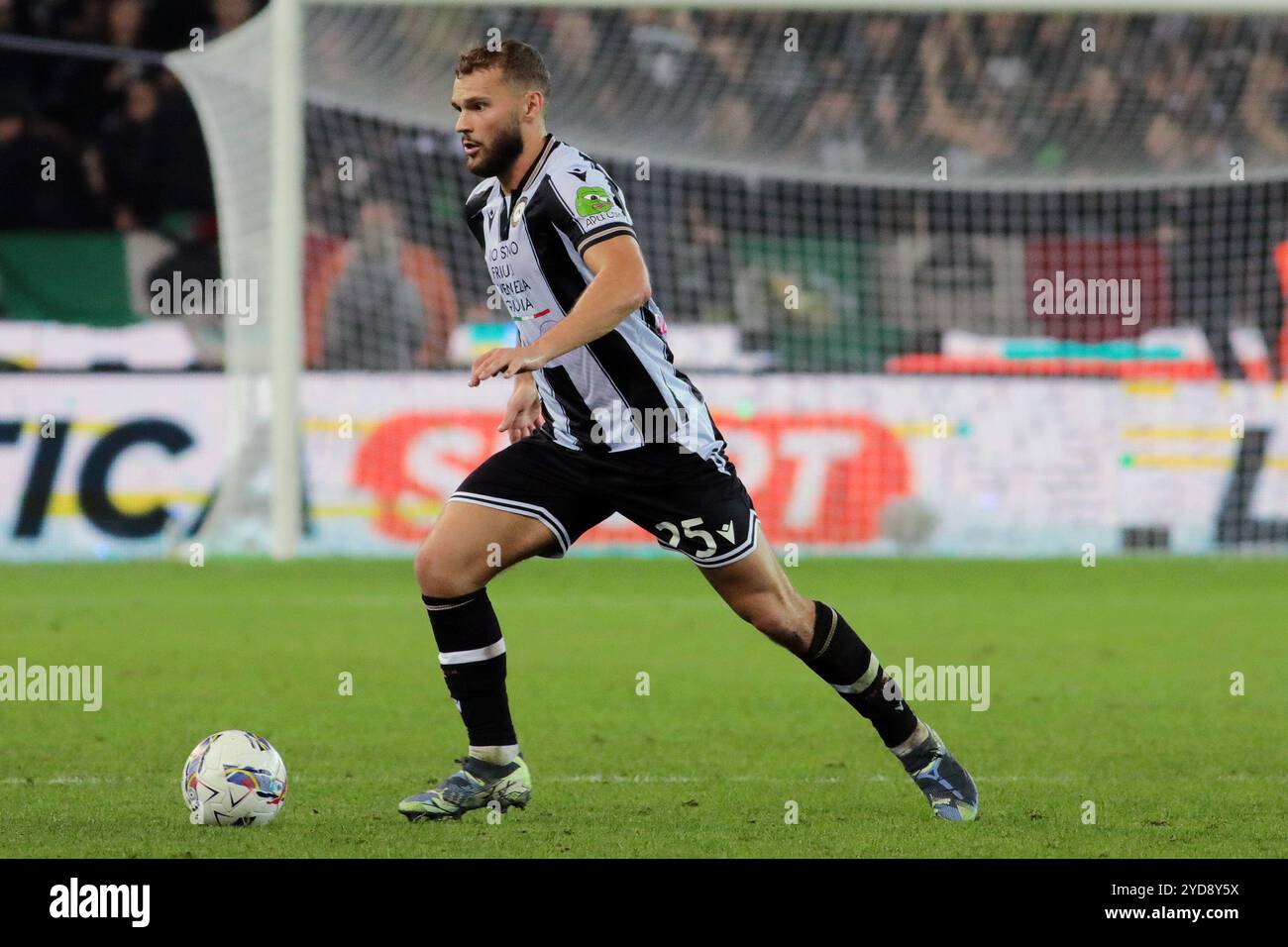 Udine, Italia. 25 ottobre 2024. UdineseÕs jesper karlstrom durante la partita di calcio di serie A tra Udinese e Cagliari al Bluenergy Stadium di Udine, Italia nord-orientale - venerdì 25 ottobre 2024 sport - calcio (foto di Andrea Bressanutti/Lapresse) credito: LaPresse/Alamy Live News Foto Stock