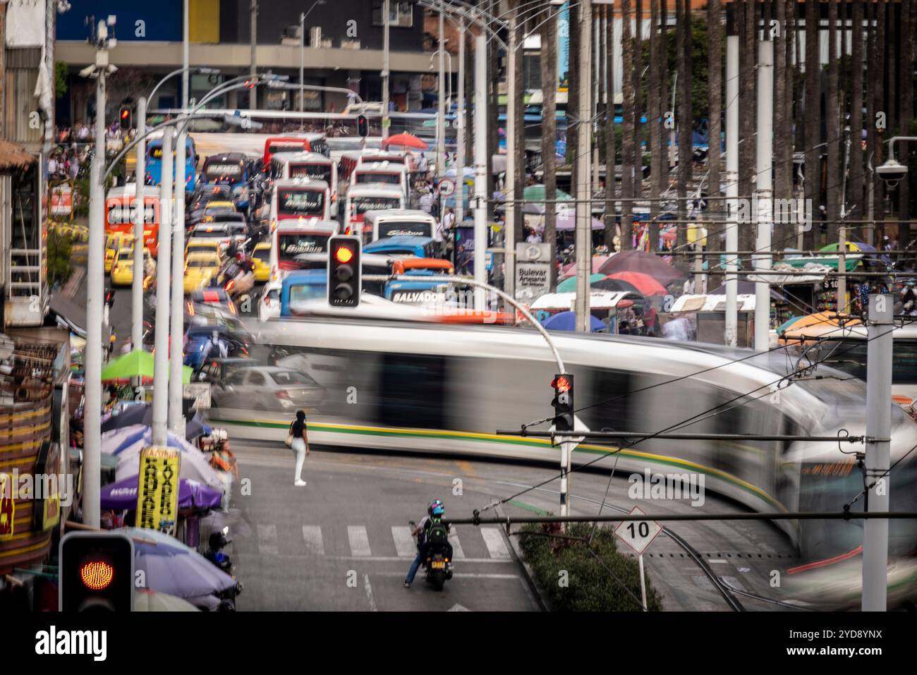 Il famoso sistema della metropolitana di Medellin, Colombia.includes traiine sopraelevate, treni a livello della strada e persino funivie aeree per collegare il centro città Foto Stock