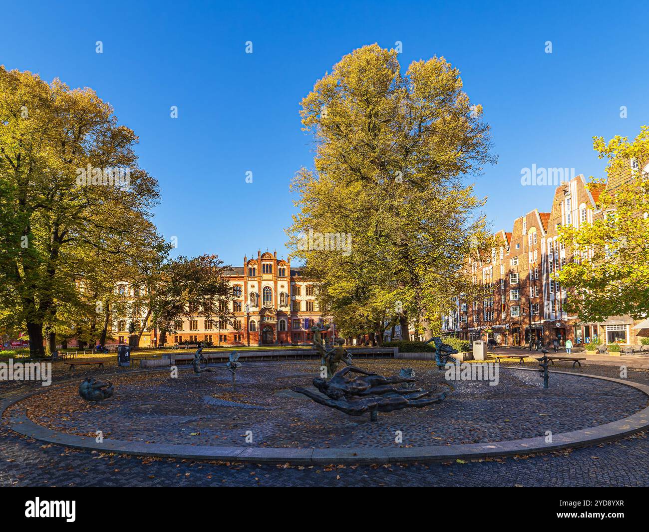 Vista dell'Università e della Fontana di Joie De Vivre nella città anseatica di Rostock in autunno. Foto Stock