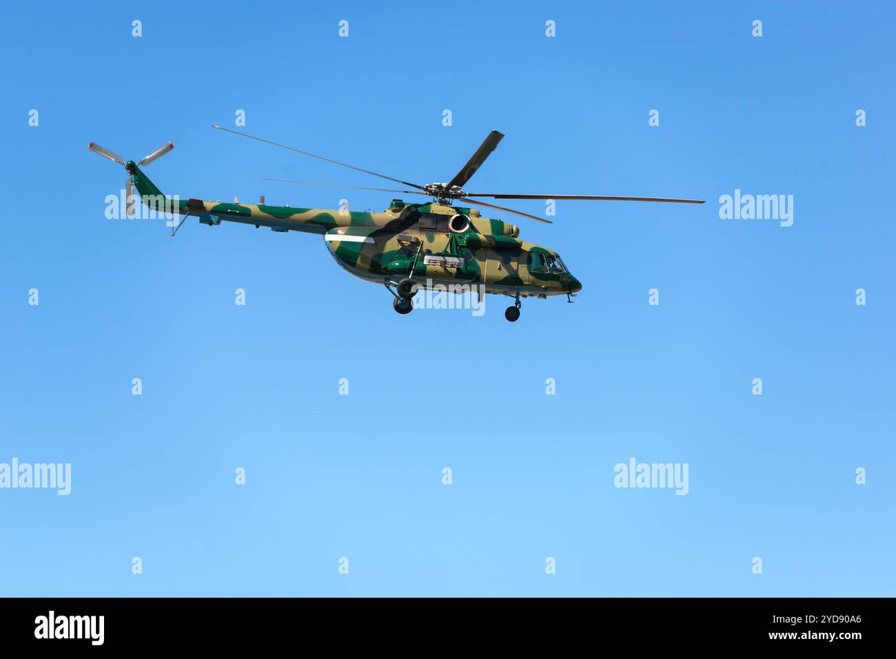 Elicottero polivalente bicomotore Big Attack colori militari utilizzati per le truppe di atterraggio e il loro supporto antincendio e trasporto Foto Stock