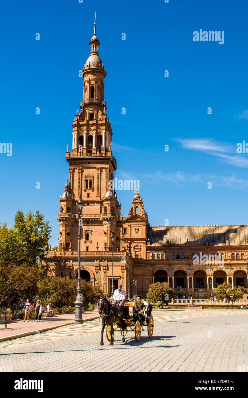 Taxi con carrozza trainata da cavalli a Plaza de Espana, Siviglia, Andalusia, Spagna. Foto Stock