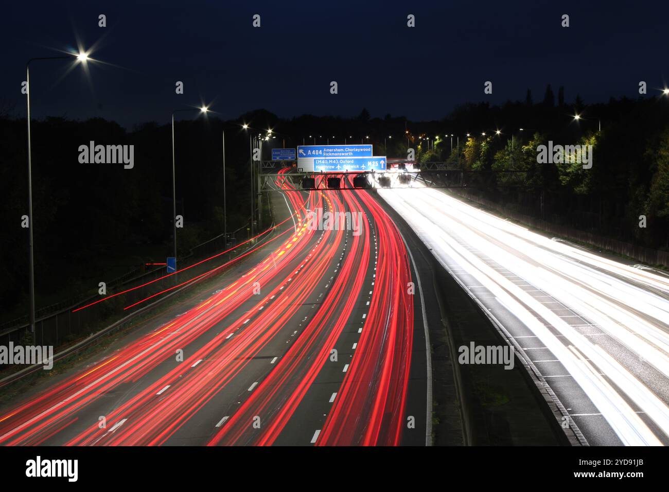 Superando l'autostrada M25, traffico serale all'uscita 18 Foto Stock