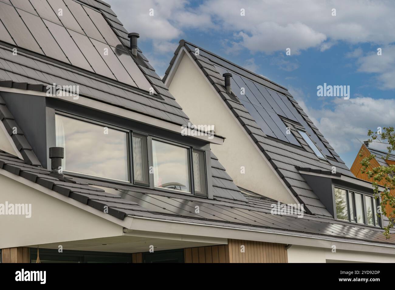 moderne case indipendenti con frontalini a punta e sistemi solari Foto Stock