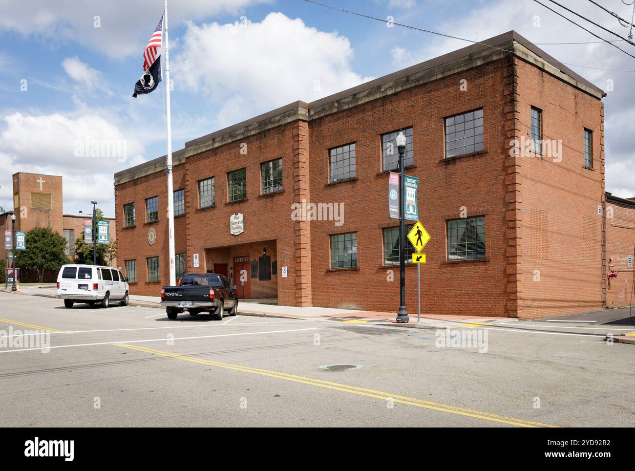 19 settembre 2024, Lenoir City, TN: Il War Memorial Building del 1851 ospita la Legione americana. Broadway St. In centro. Vista frontale diagonale. Foto Stock