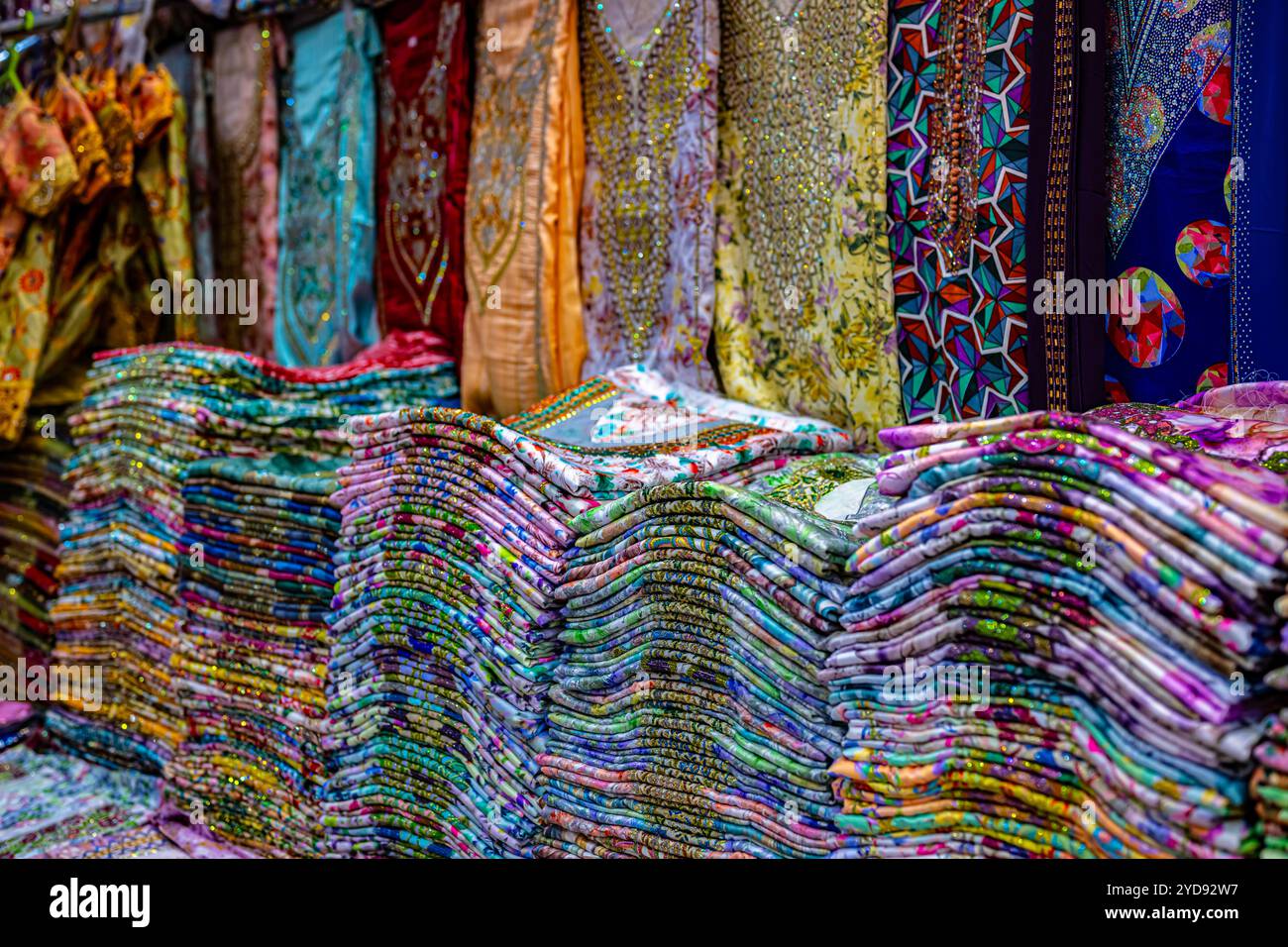 Abiti tradizionali dell'Oman venduti su Souq Muttrah, Mascate, Oman. Foto Stock