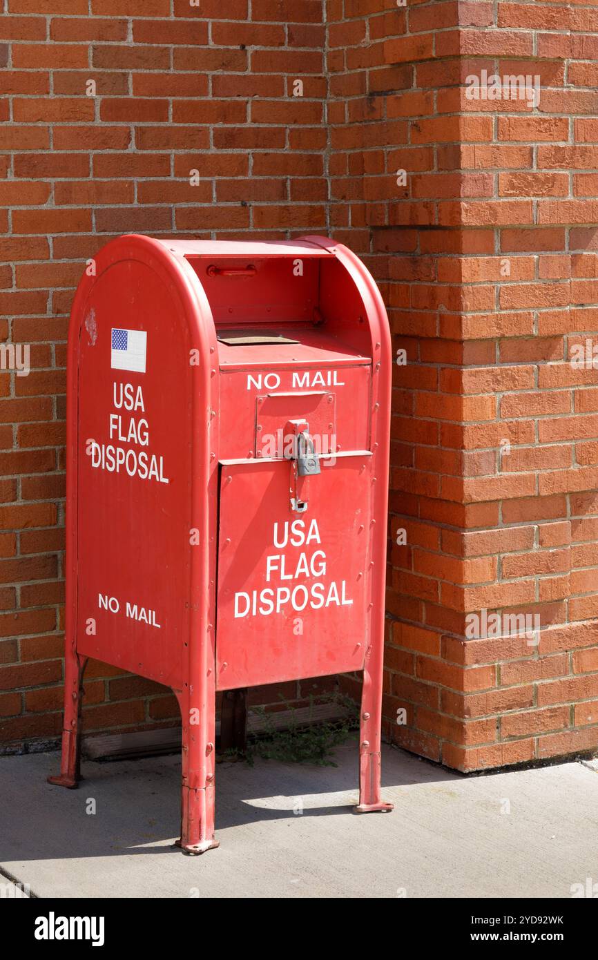 19 settembre 2024, Lenoir City, TN: Una cassetta postale sul marciapiede convertita per essere utilizzata come presa per bandiere americane indesiderate di fronte all'American Legion bldg. Foto Stock