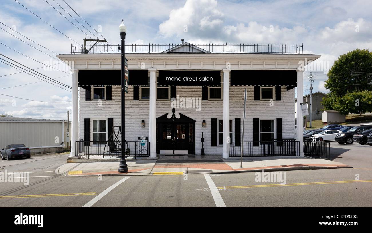 19 settembre 2024 - Lenoir City, TN: Il Mane Street Salon in centro. Foto Stock