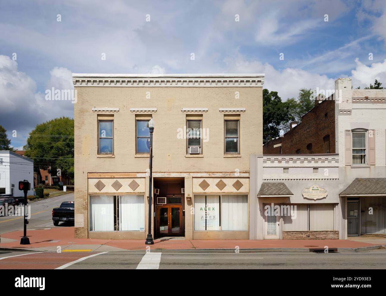 19 settembre 2024, Lenoir City, TN: 1906 edificio commerciale a Broadway ospita l'Apex Construction Group. A destra vi sono i servizi Advantage Title. Foto Stock