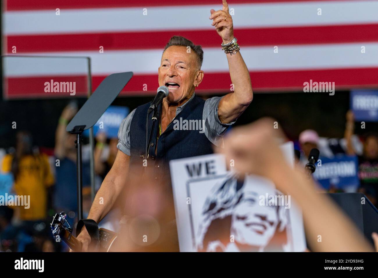 Bruce Springsteen si esibisce ad un raduno di campagna del VP Harris con l'ex presidente Barack Obama ad Atlanta giovedì 24. Harris si è Unito Foto Stock
