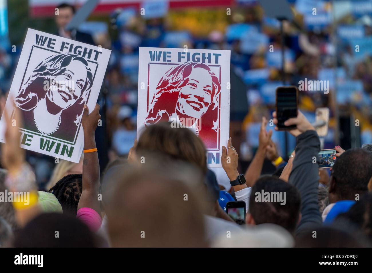 Kamala Harris firma le elezioni in occasione di un raduno di campagna del VP Harris costellato di stelle con l'ex presidente Obama ad Atlanta giovedì 24. Harris è stato raggiunto da c Foto Stock