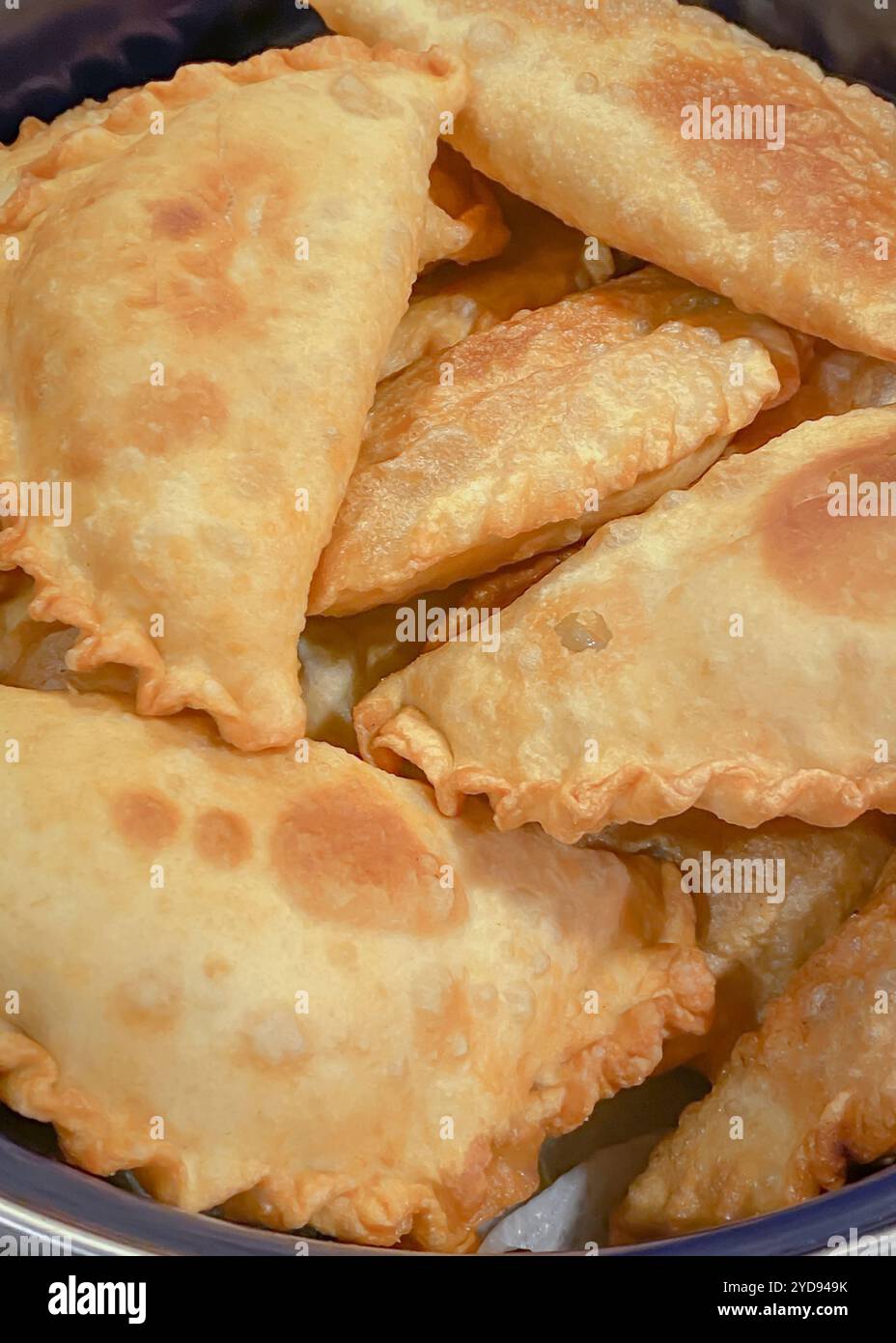 Paillettes fritte o chebureki con ripieno di carne di manzo e cipolla in padella. Primo piano. Foto Stock