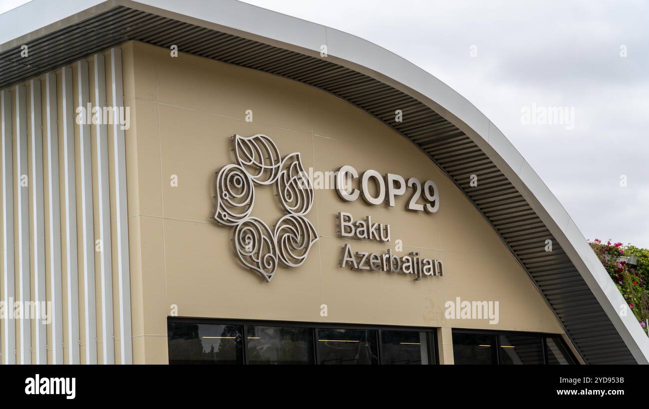 Baku, Azerbaigian - 14 ottobre 2024: Logo Cop29 e segnaletica sull'edificio del centro informazioni. La Conferenza delle Nazioni Unite sui cambiamenti climatici del 2024, nota come Foto Stock