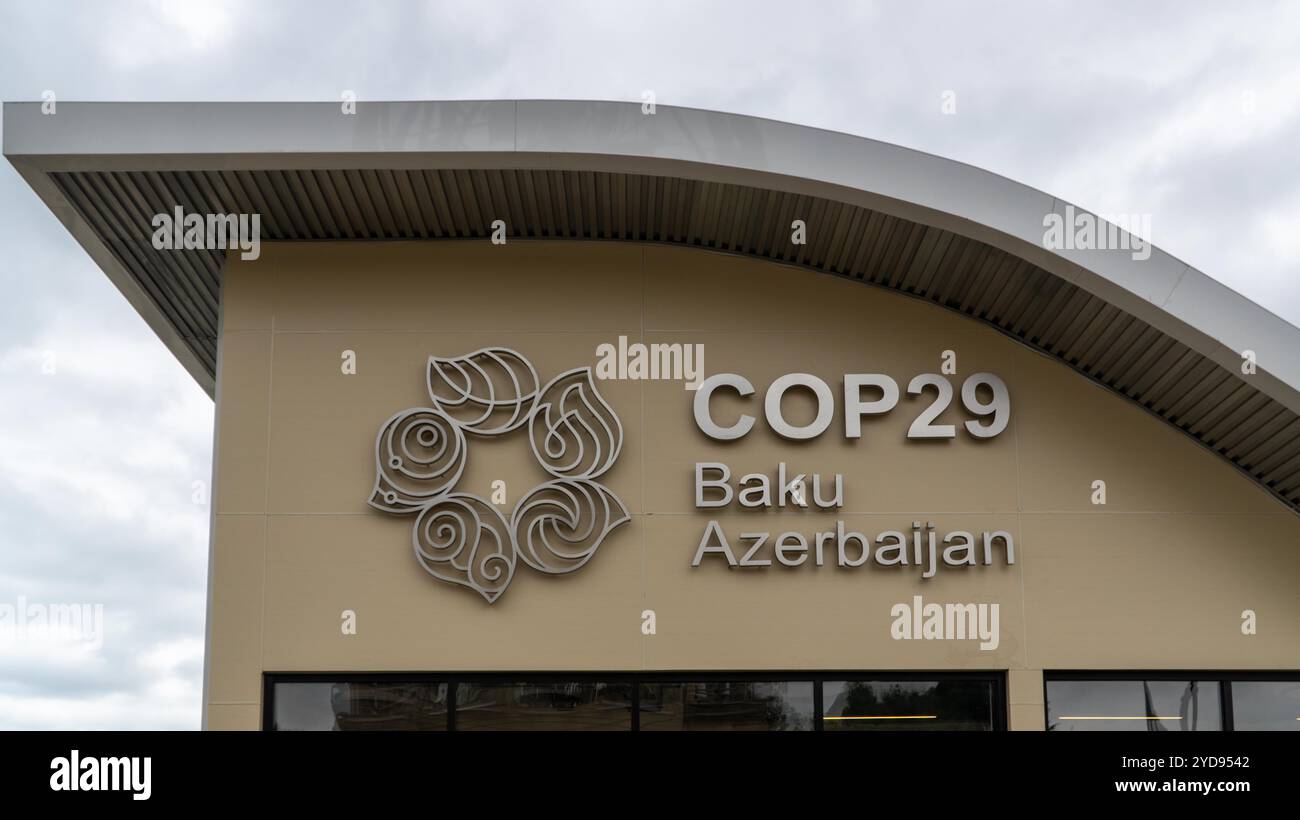 Baku, Azerbaigian - 14 ottobre 2024: Logo Cop29 e segnaletica sull'edificio del centro informazioni. La Conferenza delle Nazioni Unite sui cambiamenti climatici del 2024, nota come Foto Stock