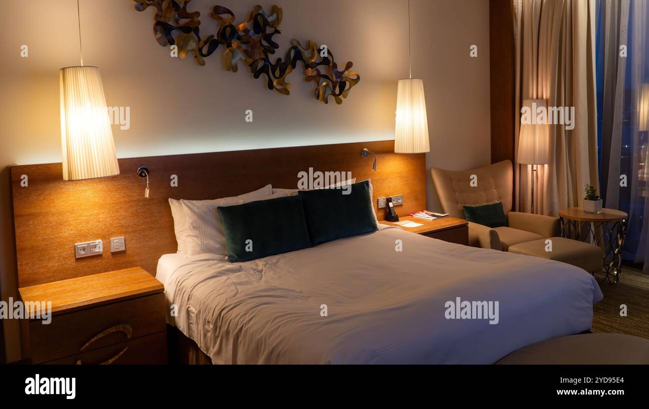 Baku, Azerbaigian - 14 ottobre 2024: Eleganti interni delle camere dell'hotel JW Marriott Absheron a Baku, Azerbaigian. Dispone di soffice biancheria da letto, arredi moderni e Foto Stock