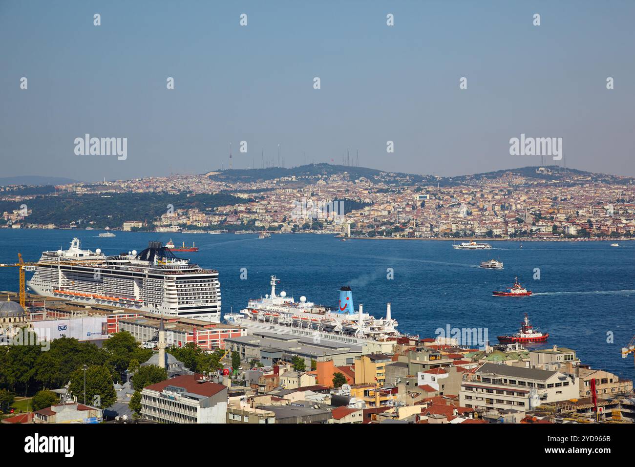 La vista dalla torre Galata allo stretto del Bosforo, Istanbul Foto Stock