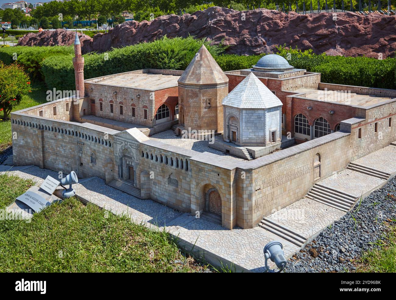 Miniaturk, Istanbul. Una copia in scala della moschea Alaeddin a Konya, Turchia. Foto Stock
