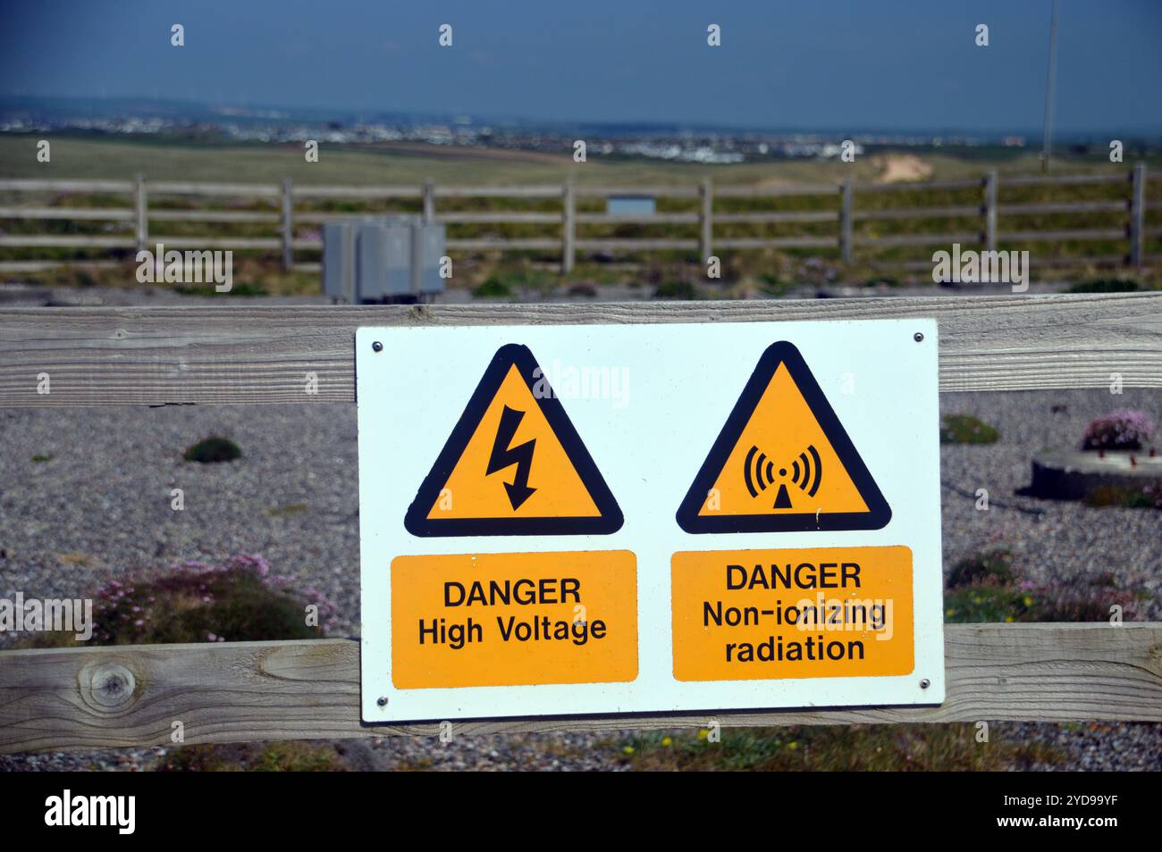 Segnali di avvertimento del Defence High Frequency Communications Service (DHFCS) a Penhale Point sul Southwest Coastal Path, North Cornwall, Inghilterra. Foto Stock