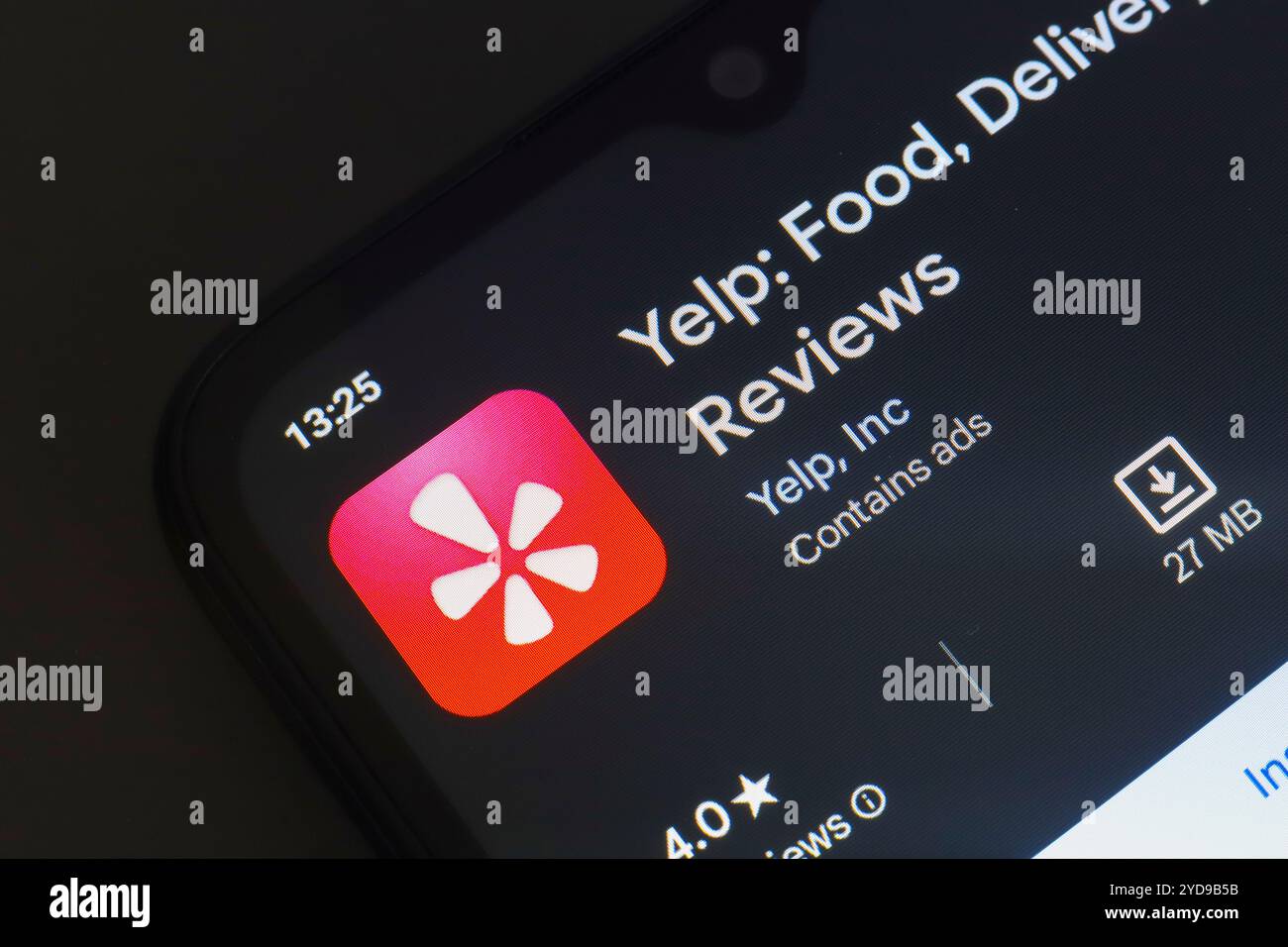 25 ottobre 2024, Brasile. In questa immagine, il logo dell'app Yelp viene visualizzato sullo schermo di uno smartphone Foto Stock