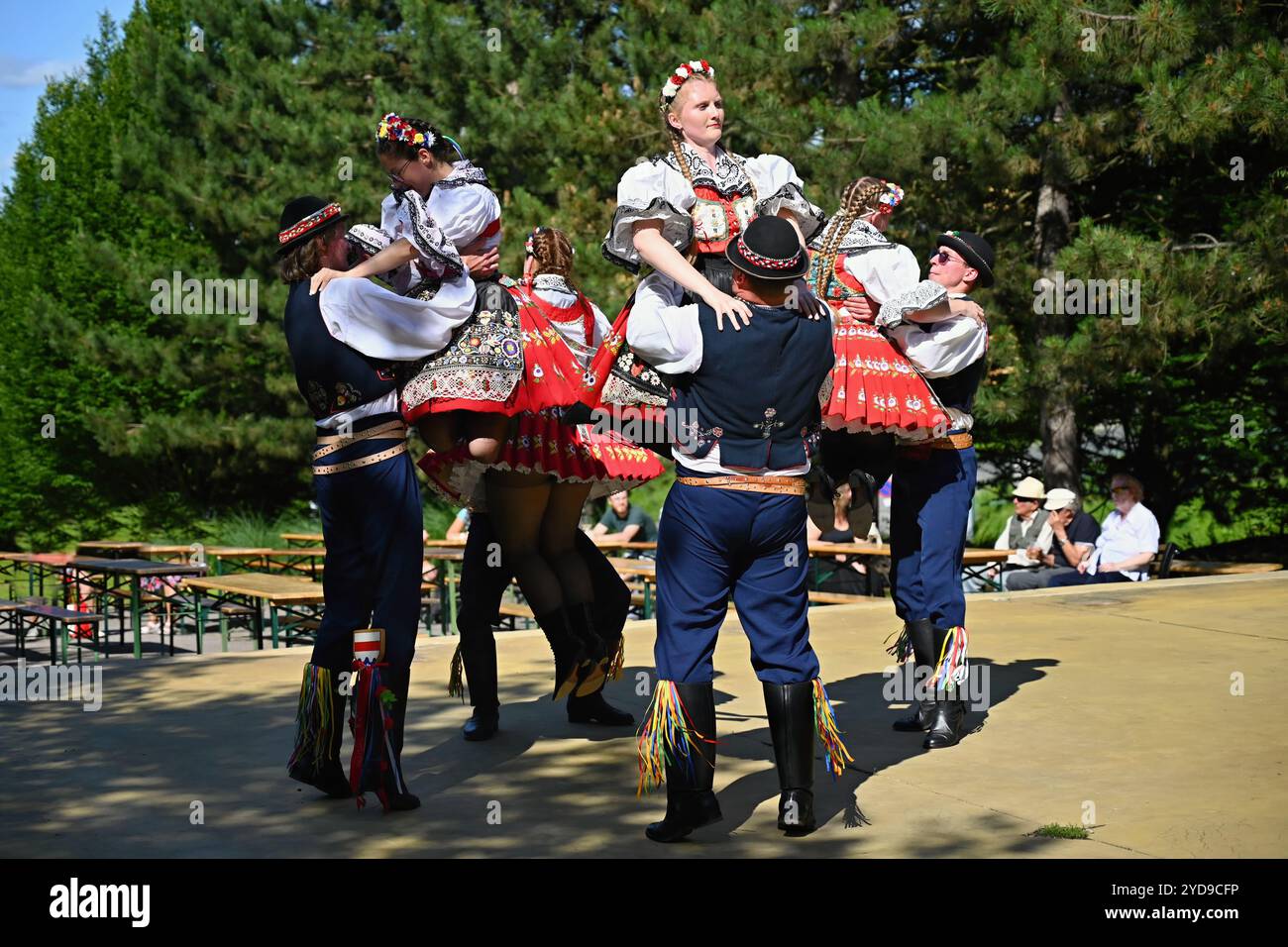 Brno - Bystrc, Repubblica Ceca, 22 giugno 2024. Festa tradizionale ceca. Tradizionale danza popolare e intrattenimento. Ragazze e ragazzi Foto Stock