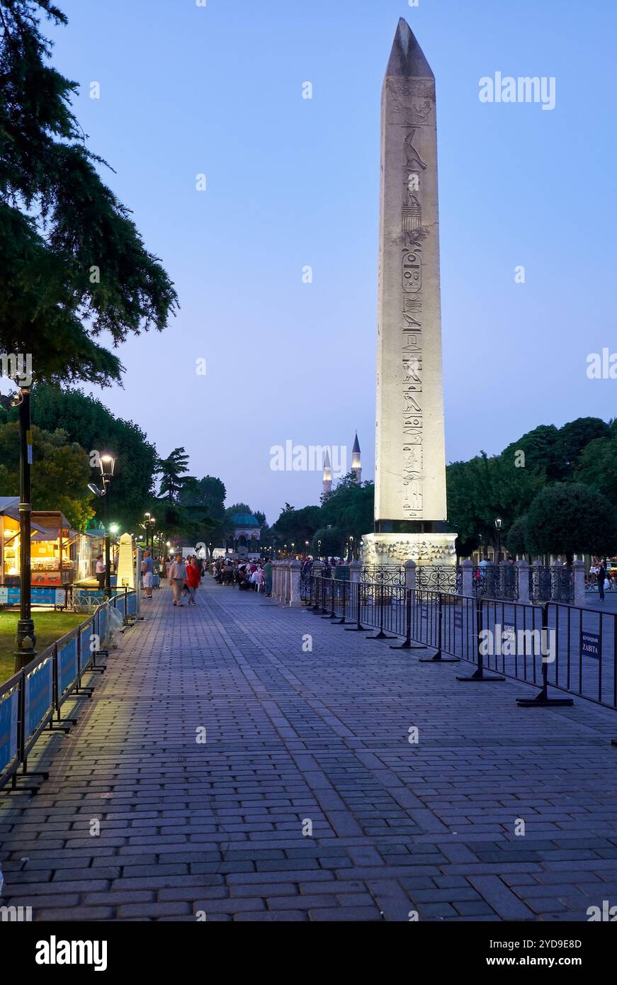 Vista notturna dell'obelisco di Teodosio (obelisco egizio), Istanbul Foto Stock