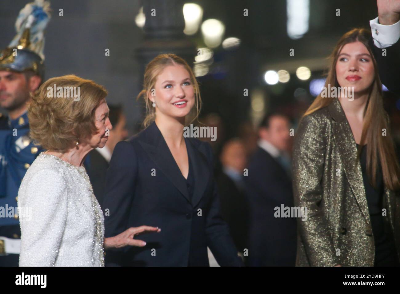 Oviedo, Spagna, 25 ottobre 2024: Regina Emerito, Sofia di Grecia (L) con le sue nipoti, Leonor de Borbón e Sofia de Borbón (R) durante i premi Principessa delle Asturie 2024, il 25 ottobre 2024, al Teatro Campoamor di Oviedo, Spagna. Crediti: Alberto Brevers / Alamy Live News. Foto Stock