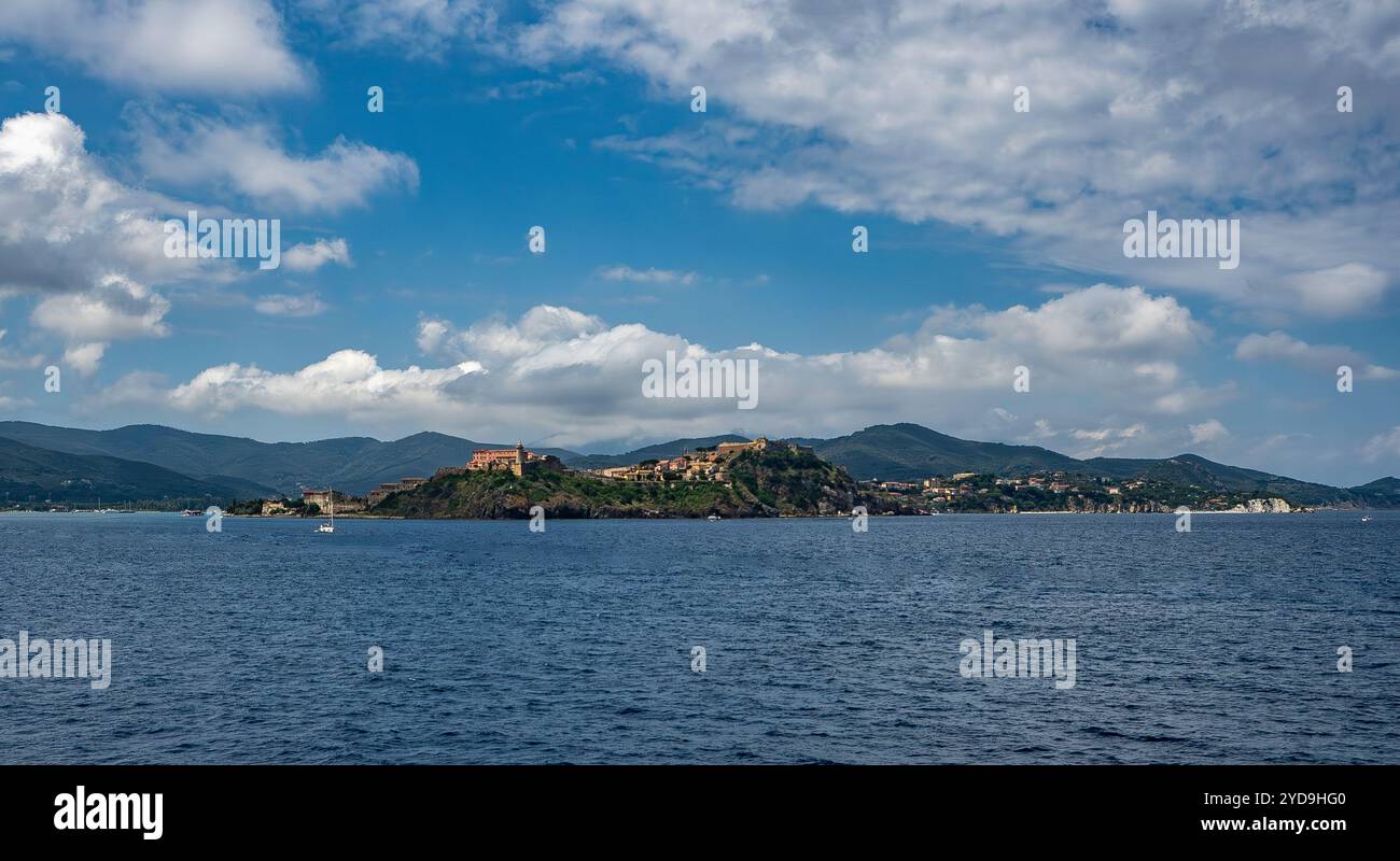 Bagnaia dal mare, Isola d'Elba, Italia Foto Stock
